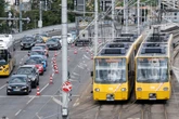 Verbot missachtet: Mercedes kracht in Stadtbahn und verursacht 50.000 Euro Schaden