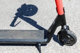 E-Scooter fängt beim Laden auf Terrasse Feuer - drei Verletzte und hoher Schaden