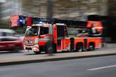 Weit sichtbare Rauchsäule: Flammen-Inferno fordert Frankfurter Feuerwehr