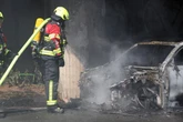 Auto brennt unter A4-Brücke aus