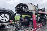 Einsatz auf der A9: Mit E-Autos und Maserati beladener Lastwagen in Flammen