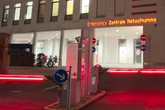 Patient wird ins Krankenhaus gebracht, dann schlägt er plötzlich zu