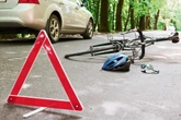Auto fährt Radler vor Kreuzung um: Polizei ermittelt wegen fahrlässiger Körperverletzung