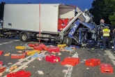 Tödlicher Frontalcrash: Hähnchen verteilen sich über B12