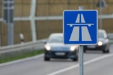Mit abgerissener Leine: Hund läuft alleine an der A14 entlang