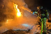 Krasse Bilder: Hier löscht die Feuerwehr einen brennenden Baulaster