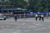 Radfahrer wartet an Kreuzung und wird von Lkw überrollt