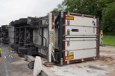 Schweinefleisch-Lkw kippt auf A9 um: Bergung gestaltet sich schwierig