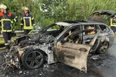 Auto bleibt mit Defekt liegen, plötzlich steht es in Flammen