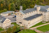Linken-Chefin Ines Schwerdtner besucht KZ in Sachsen