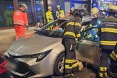 Schwerer Unfall im Münchner Zentrum: Verletzter Toyota-Fahrer muss vorsichtig befreit werden