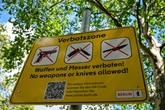 Mann mit Messer stürmt auf Polizisten zu: Erst Elektroschocker kann ihn stoppen