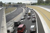Stau-Chaos nach A100-Eröffnung: BVG lässt Berliner lieber laufen