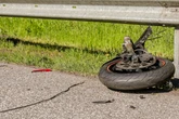 Motorrad reißt auf Autobahn in mehrere Teile! Biker (17) schwebt in Lebensgefahr