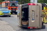 Schwerer Unfall vor JVA: Umgekippter Neunsitzer sorgt für Vollsperrung im Dresdner Norden
