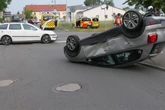 Crash auf Kreuzung im Landkreis Leipzig: VW bleibt auf Dach liegen