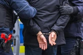 Waffen und Drogen sichergestellt: Polizei schnappt mutmaßlichen Dealer