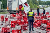 A7 bei Hamburg gesperrt! Lkw verliert etliche Getränkekisten