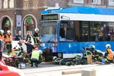 Kind gerät unter Straßenbahn! Polizei kämpft gegen Gaffer