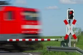 Rotlicht missachtet? Regionalzug crasht in Auto - Frau verletzt