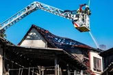 Erst brennt Balkon, dann der Dachstuhl: Rund 150 Feuerwehrkräfte rücken aus