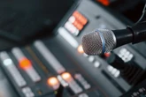 Unglaublich: Radiomoderatoren verhaftet, weil sie mit Frauen telefoniert haben!