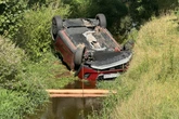 Auto überschlägt sich und landet im Bach