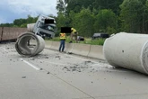 Betonröhren liegen nach Lkw-Unfall auf A4: Sperrung Richtung Dresden und Frankfurt