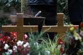 Ominöser Sturz auf Friedhof: 79-Jährige kassiert keinen Cent trotz Knochenbruch