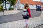 Mehrere Fälle: Autofahrer spricht Kinder an und animiert sie, ihm an seinem Van zu helfen