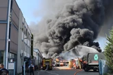 Meterhoher Rauch über Mannheim: Feuerwehr versucht, Flammen zu bändigen