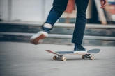 Wurde er übersehen? Skateboardfahrer bei Verkehrsunfall schwer verletzt