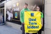 "Wir lieben Tierleid": Greenpeace sorgt vor Edeka-Filiale mit XXL-Protestplakaten für Wirbel