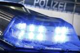 Handy weg! 20-Jährige sperrt drei Freunde bei eisiger Kälte auf Balkon aus