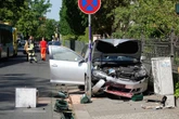 VW Golf fährt Laterne und Ampel um: Vollsperrung in Blasewitz