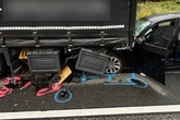 BMW kracht auf A5 in abgestellten Lkw: Fahrer stirbt an Unfallstelle