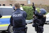 Großeinsatz im Norden! Polizistin greift zur Waffe, 17-Jähriger in Gewahrsam