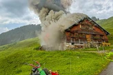 Unwetter richten schwere Schäden an: Almhütte von Blitz getroffen
