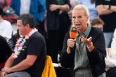ZDF-Fernsehgarten: Starsängerin stürzt von der Bühne und eine wilde Vokuhila-Challenge