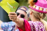 Playback aus der Hölle, aber immerhin mal gute Musik beim ZDF-Fernsehgarten! Tanzender Zahnarzt hat es Kiwi angetan