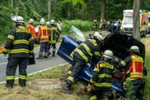 Schwerer Unfall auf Landstraße: Mehrere Verletzte, darunter drei Kinder