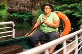 Steuerfrau Gesine bringt Gäste trocken durch die Klamm