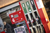 Öl wird billiger, Sprit bleibt teuer: ADAC fordert schnelle Preissenkung