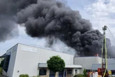 Flammenhölle in Lagerhalle: Schaden geht in die Millionen