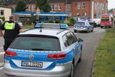 Mann betritt Tischlerei, plötzlich sticht er auf Mitarbeiter ein