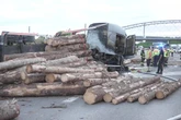 Laster verliert nach Unfall Ladung: Baumstämme auf der Autobahn verteilt