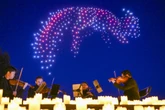 Spektakuläre Lichtshow: Hunderte Drohnen zaubern Bilder in den Berliner Nachthimmel
