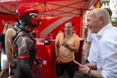 Berlins Bürgermeister kriegt auf lesbisch-schwulem Stadtfest dieses Geschenk