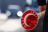 Rolex bei angeblicher Drogenkontrolle gemopst: Kölner Polizei sucht falsche Kollegen