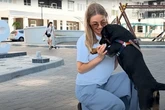 Frau sagt einige Sätze zu ausgesetztem Hund: Wie er darauf reagiert, erstaunt sie